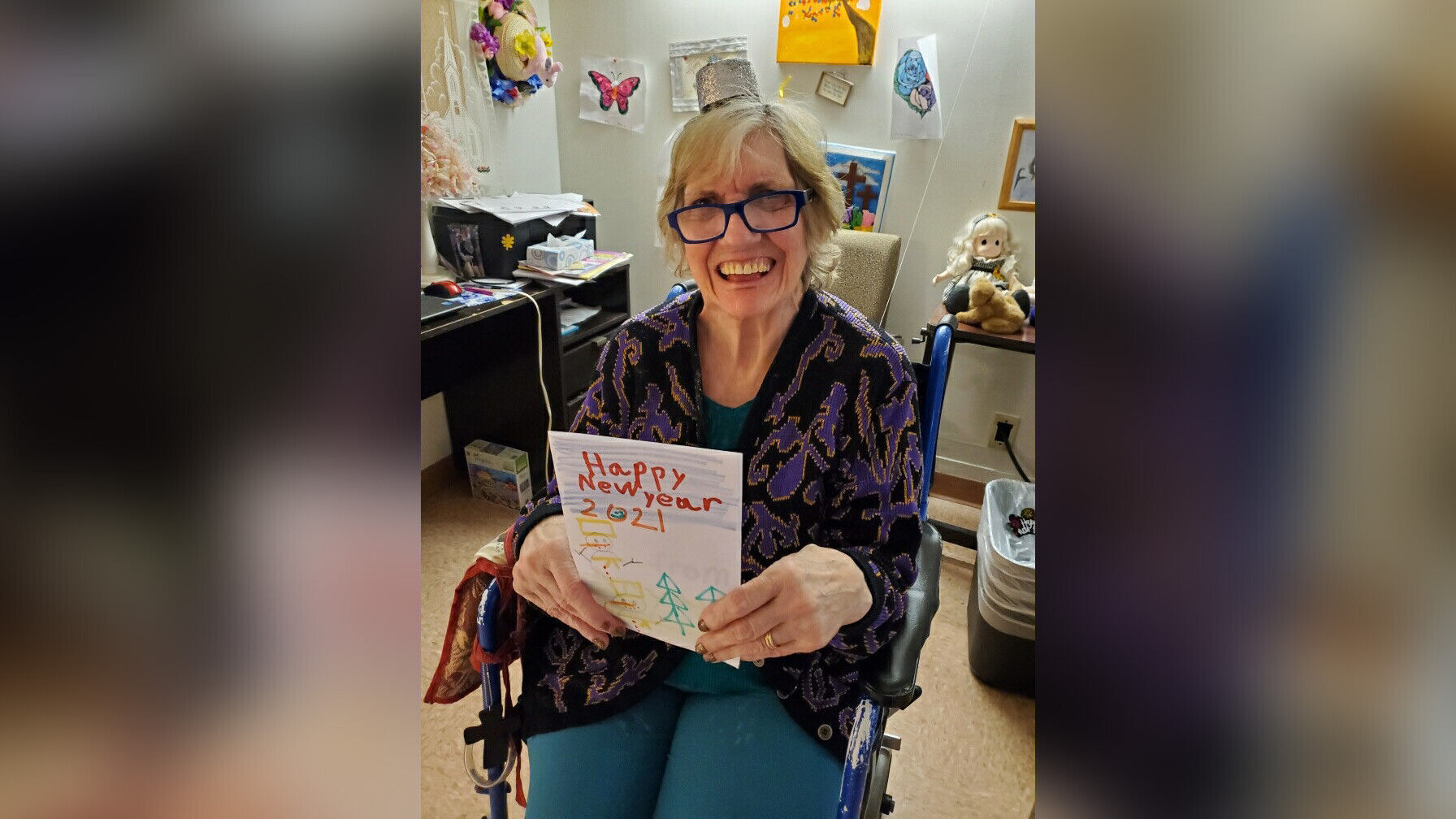 This kindergartner spent almost 2 weeks making 200 New Year's cards for seniors. Then she broke her piggy bank to buy them a gift
